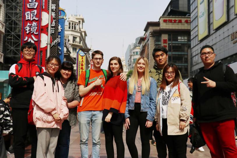千万应届生内卷抢岗，外籍留学生却享专属全英文就业专场，大家的争议真不是排外。