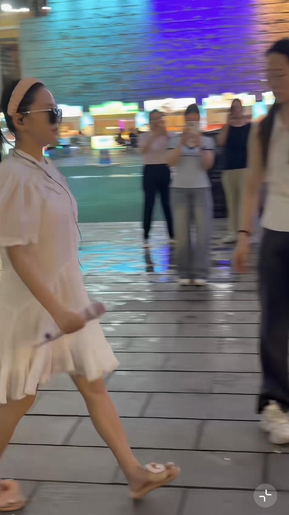 8月8日，金莎在长沙世界之窗被偶遇，她身材有点臃肿，有年龄感了，真人皮肤比较黑，