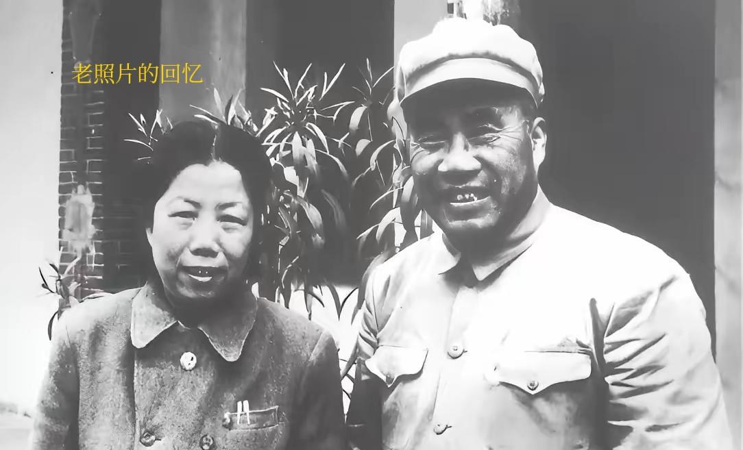 珍贵的一张老照片。1952年.朱德和邓颖超在一起的一张珍贵老照片，#晒晒那个年