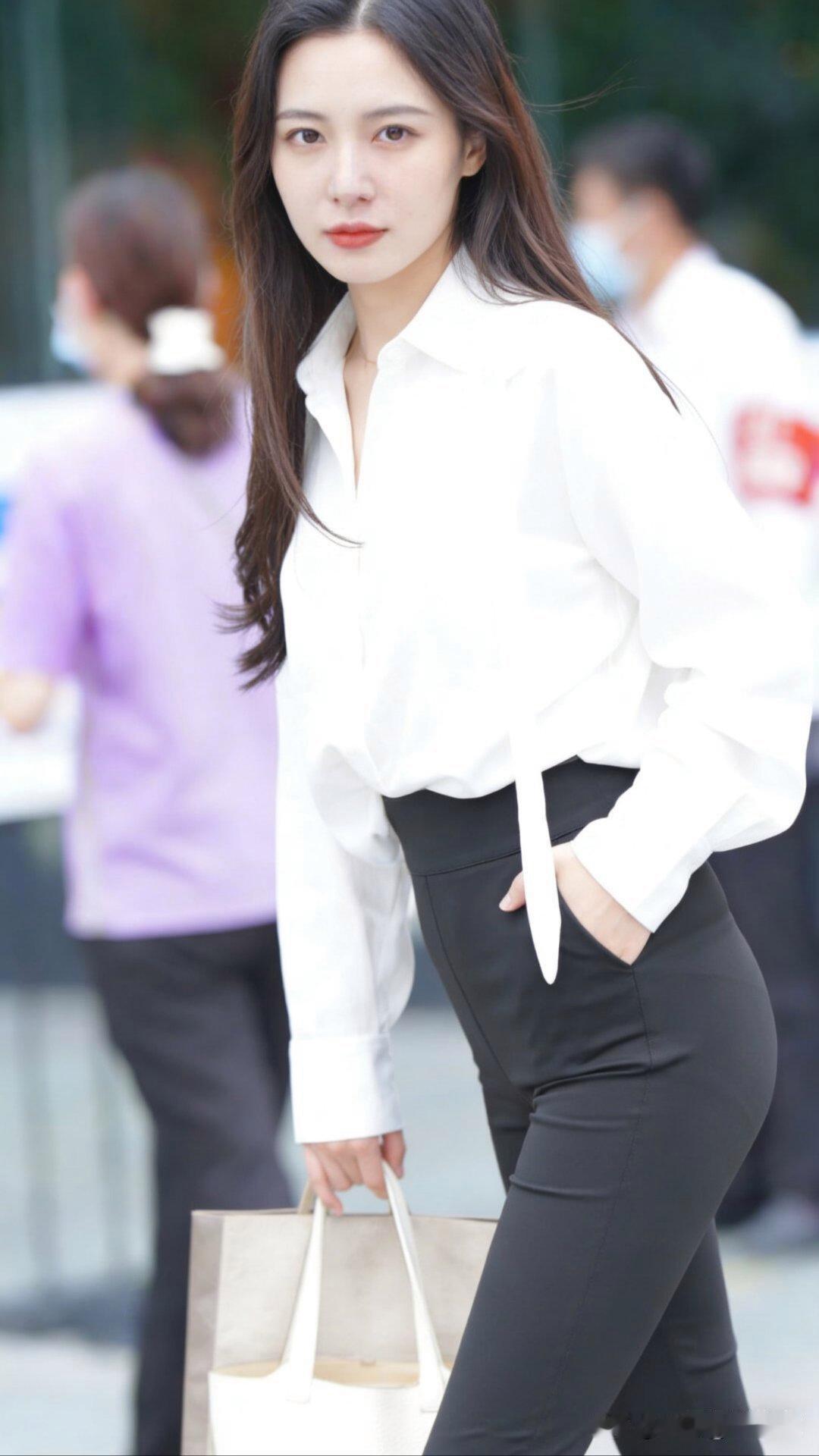 都市白领穿搭想简约时尚，其实不难。配色、比例、细节是关键。配色别超三种，像藏蓝开