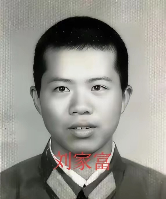 1984年，老山前线，21岁的战士刘家富在弹坑中遭遇两名越军，枪里没子弹，腿还中