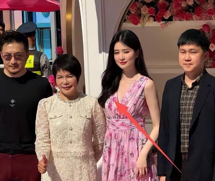 原来她是乔欣妈妈，二婚嫁上海豪门，难怪女儿不选男明星转头嫁富豪​​​