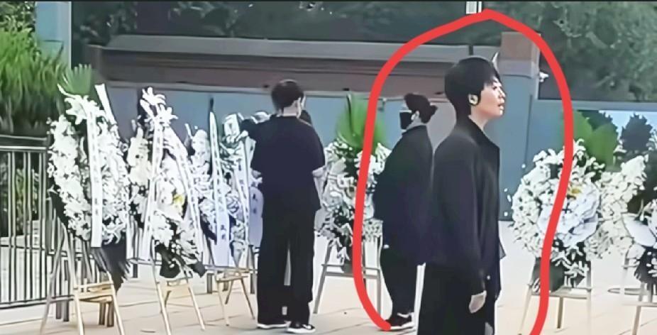 追悼会结束，父女俩站在八宝山殡仪馆东礼堂门口，接受了一段采访，最后合影留念。王尔