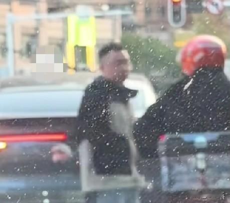 1月6日，湖北武汉，街头一外卖小哥和一轿车司机起争执，轿车司机连踹小哥电动车，并