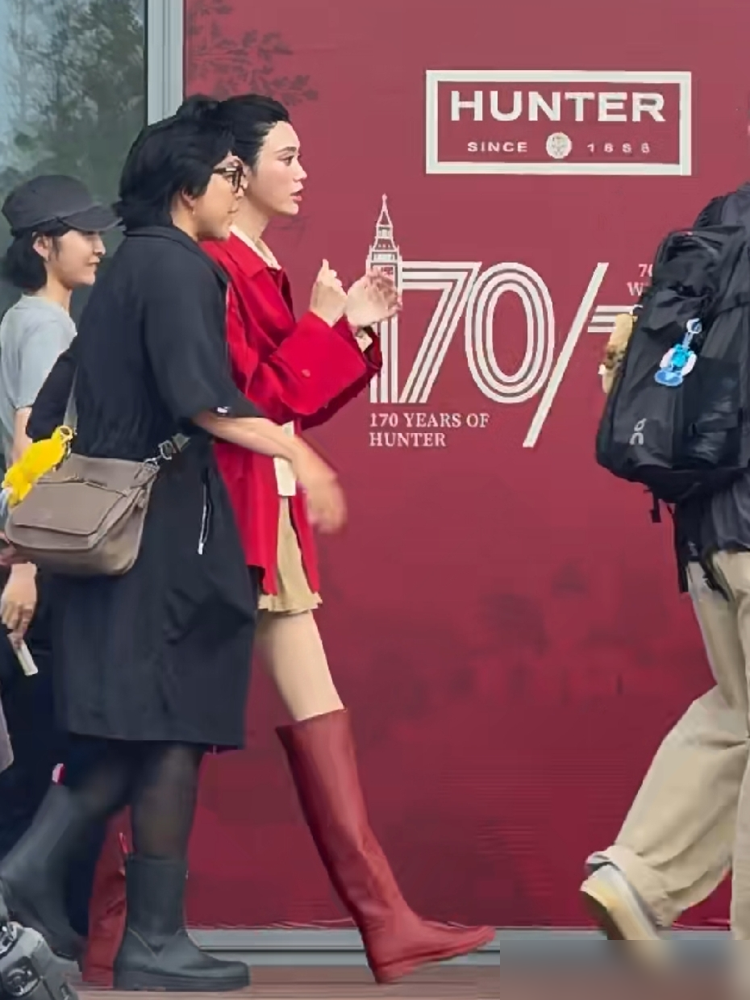 赌王四太穿着运动服，带奚梦瑶在自家酒店大堂溜达，被路人拍个正着。那是2022年12月中旬，澳门上葡京