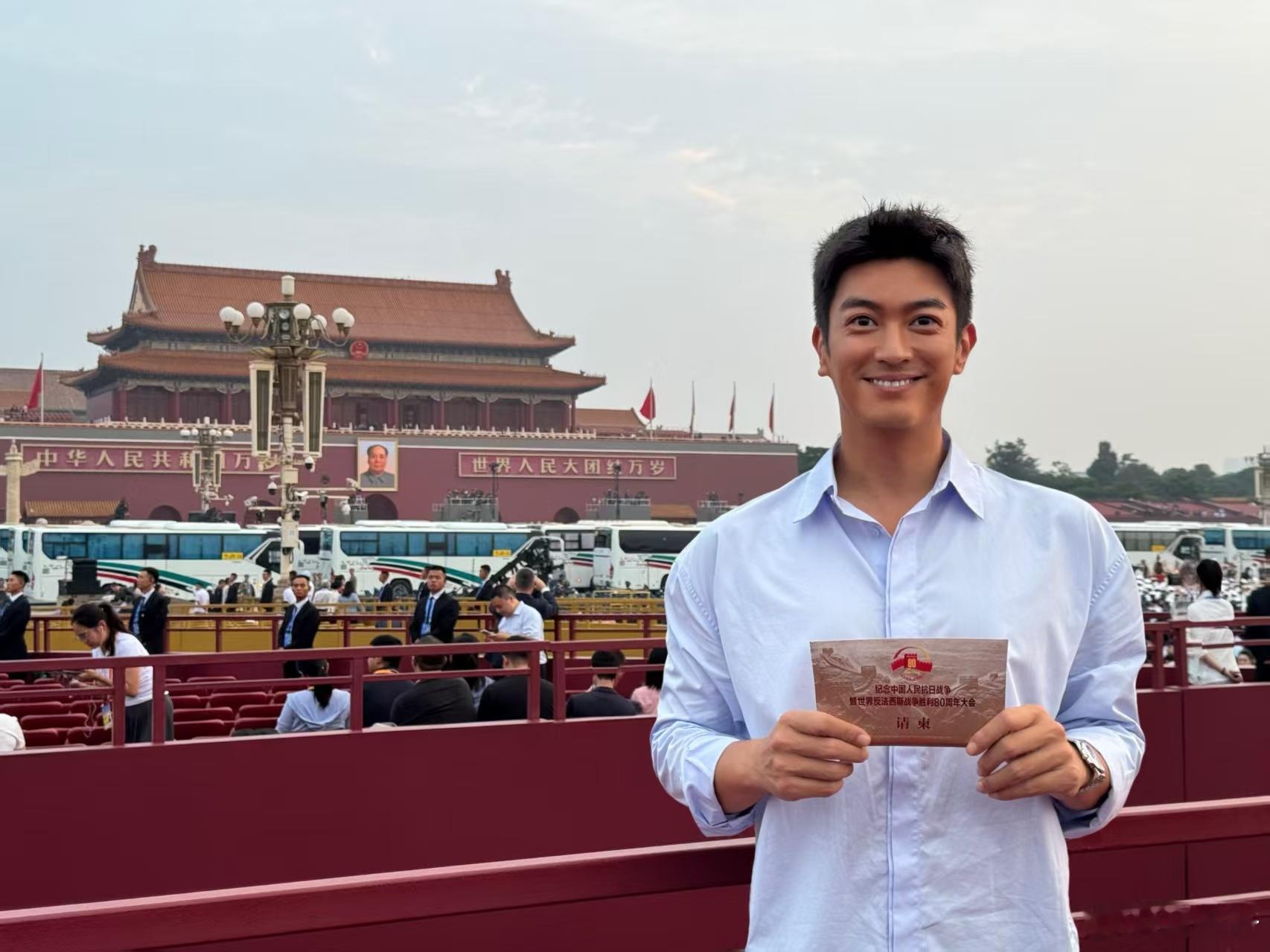 霍思燕说努力在电视上找杜江杜江现场观礼阅兵式霍思燕在电视上找杜江，满满的爱意和