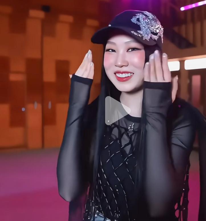 小沈阳女儿终于有个高清版本视频采访了之前看这姑娘舞台，不知什么原因，总有种“雾