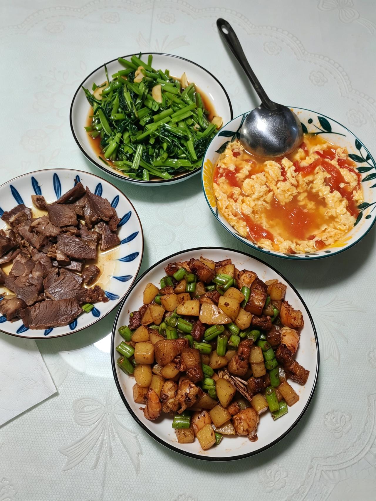 老公跟人出去吃饭，打包回来的剩菜，我给他扔了。不是嫌弃，而是过了两晚了！前天