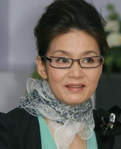 1979年，上影厂公告栏突然贴满情书——导演妻子亲手曝光丈夫与潘虹的婚外情，全厂