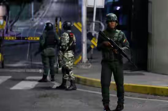 这事儿太诡异了。美军像突袭基辅那样对委内瑞拉动手，三角洲特种部队借着夜色搞“闪电