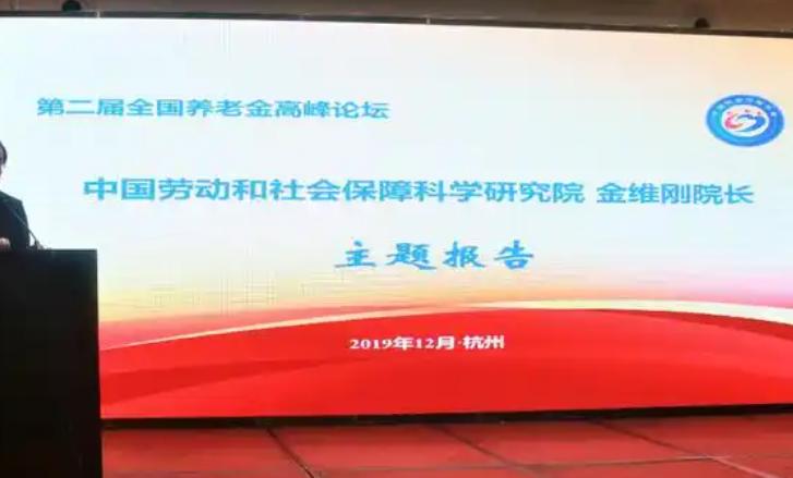 养老金"劫富济贫"的时代终于要来了？第22次养老金上调通知迟迟没有落地，全国人大