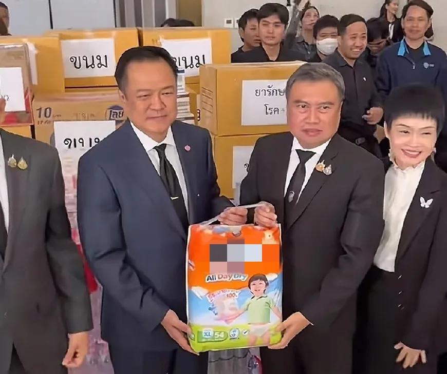 救灾还是作秀？泰国遭遇百年难遇洪灾，数十府、近两百万人受影响，结果阿努廷政府分发