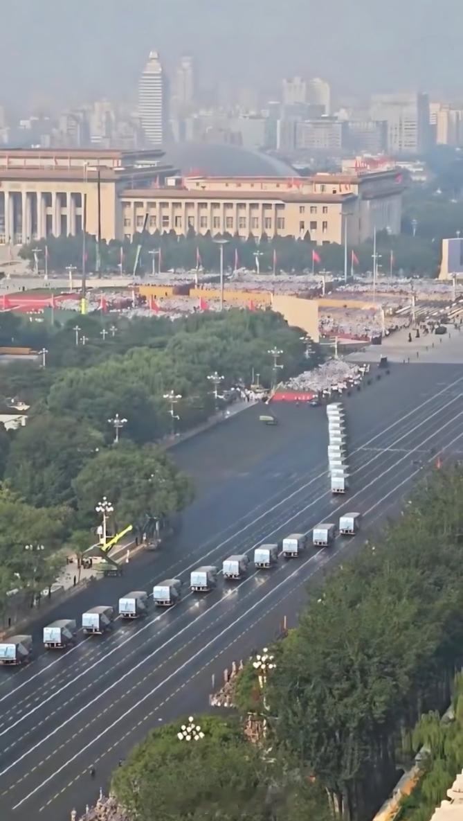 今天的阅兵装备都看爽了吧，看完重播才发现还有一个“第零方阵”，主角居然是一群比亚