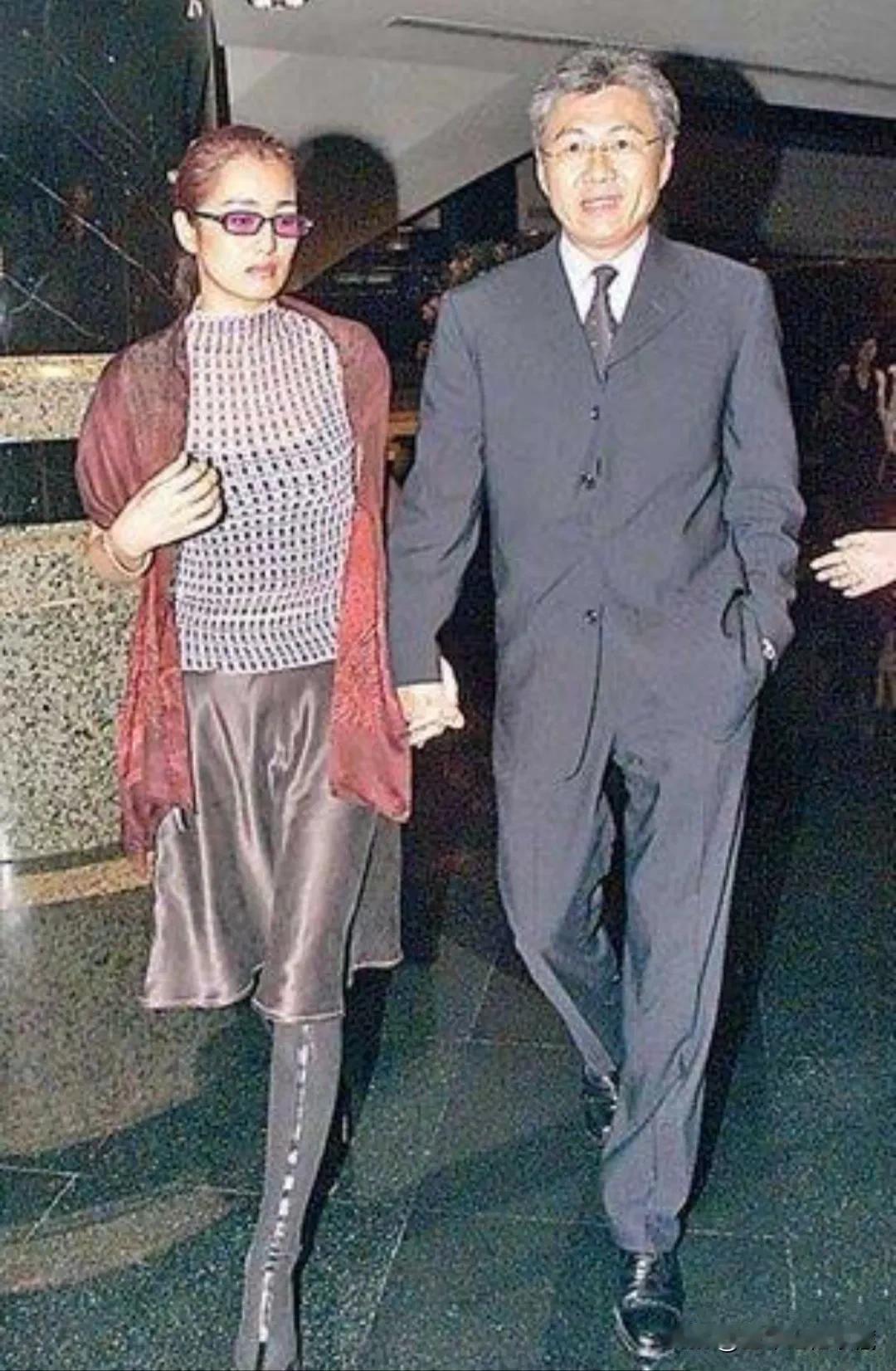 巩俐当年婚后同丈夫黄和祥一同牵手出行无修图照片，巩俐嫁1996年给烟草亚洲区总裁