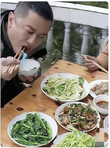 一位大名人，一位小名人，一位青州小菜，一个混肉大餐，两位你都认出是谁了吗？