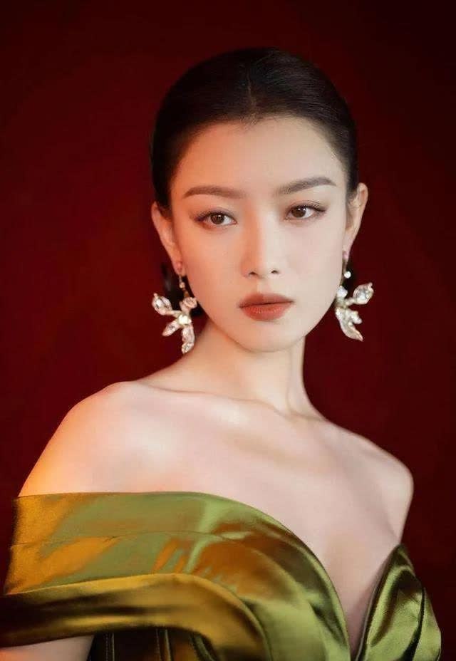 有一次，记者问倪妮:“据说有很多人馋你的身子，你怎么看？”只见倪妮丹唇轻