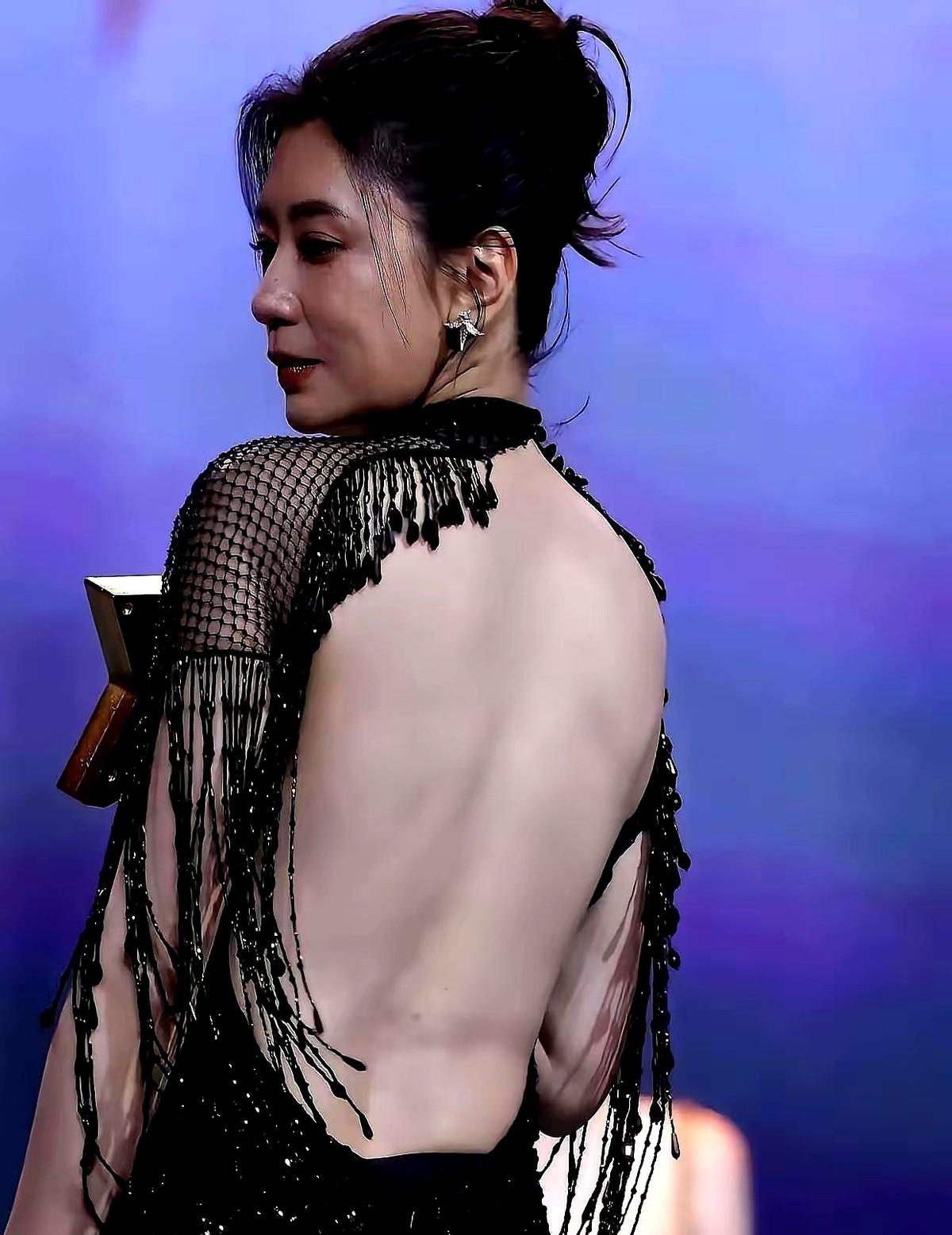 哎，都说贾静雯只剩“赵敏滤镜”，状态大不如前了。确实，51岁了，生活琐碎加上