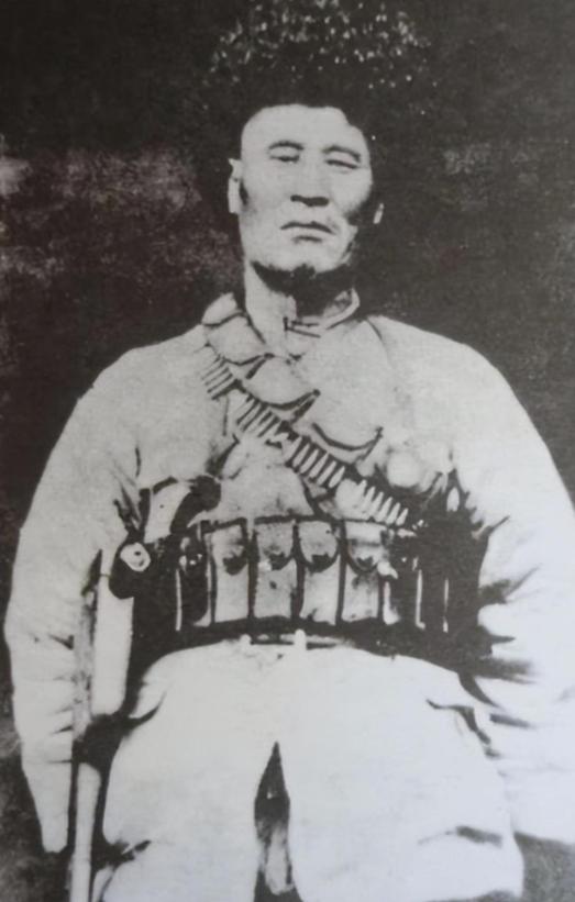 1949年，解放军一军二师骑兵营击毙一个狼狈逃窜的土匪头目，检查尸体时，从其身上
