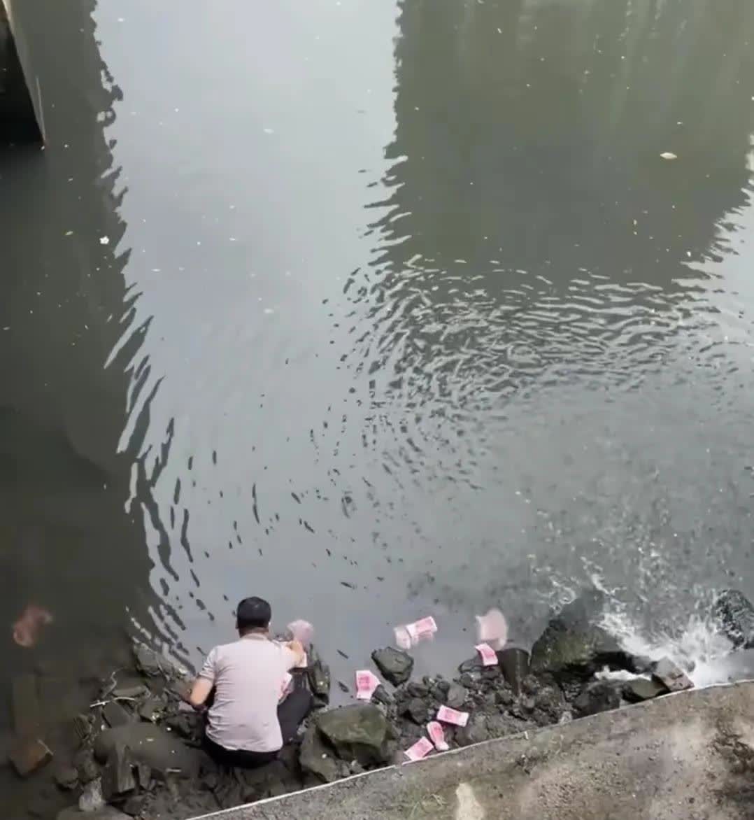深圳一河道惊现大量成扎的钞票，一男子将其捡走深圳某河道水面漂浮大