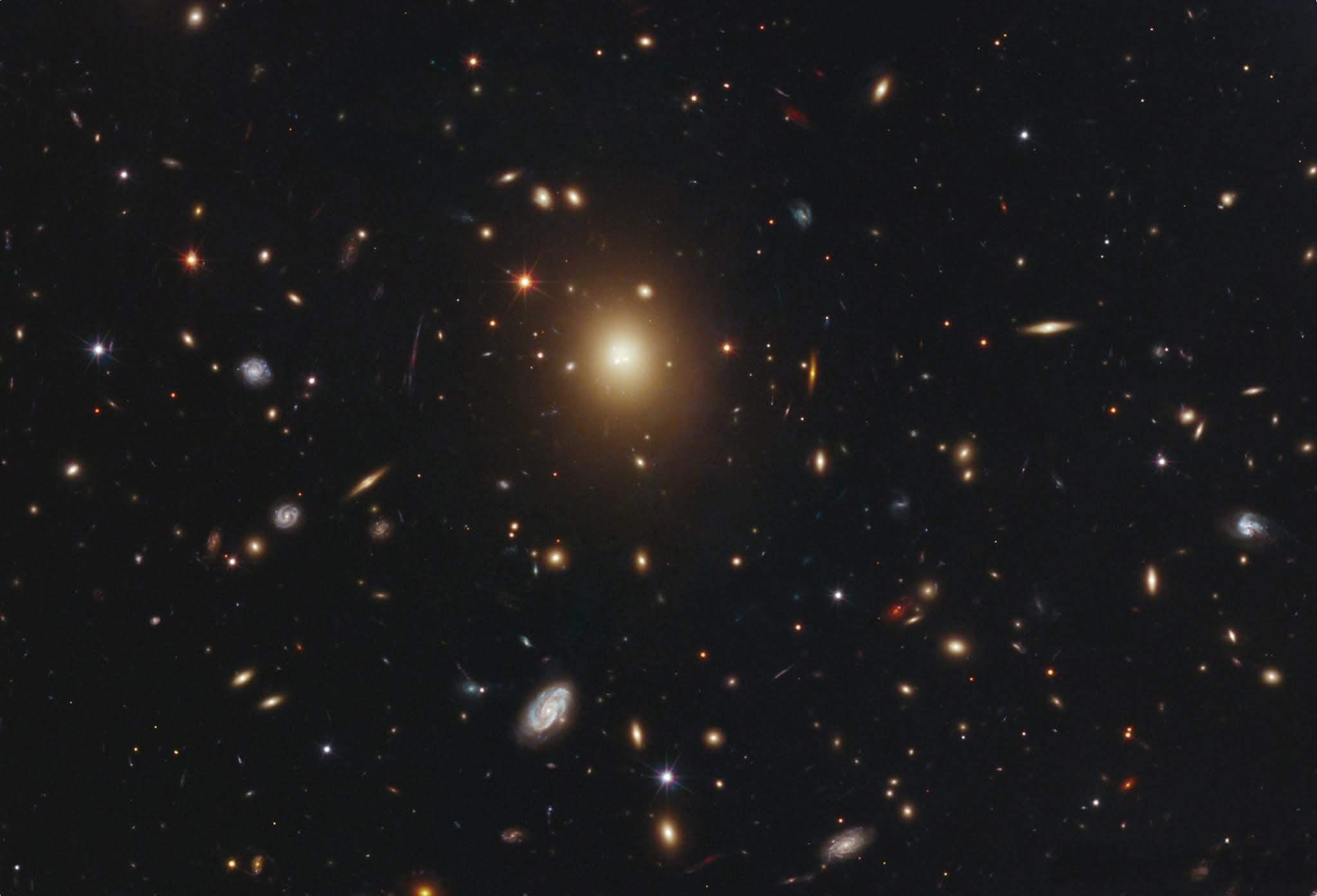 即使是星系也可能严重膨胀。认识一下A2261-BCG，它是阿贝尔2261星