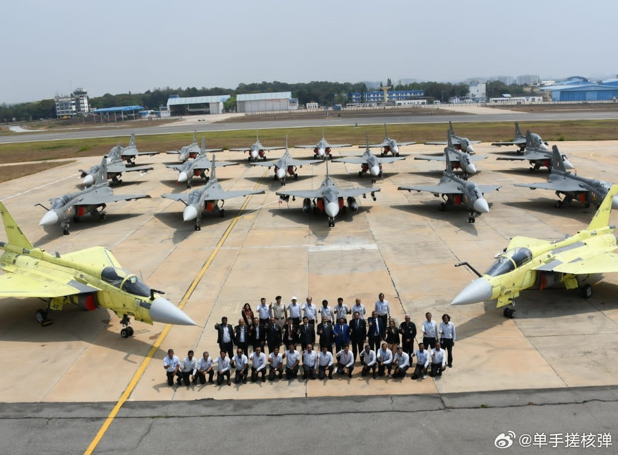 今日强印，一次展示20架新生产的LCA“光辉”战机，但其中11架都没装发动机！近