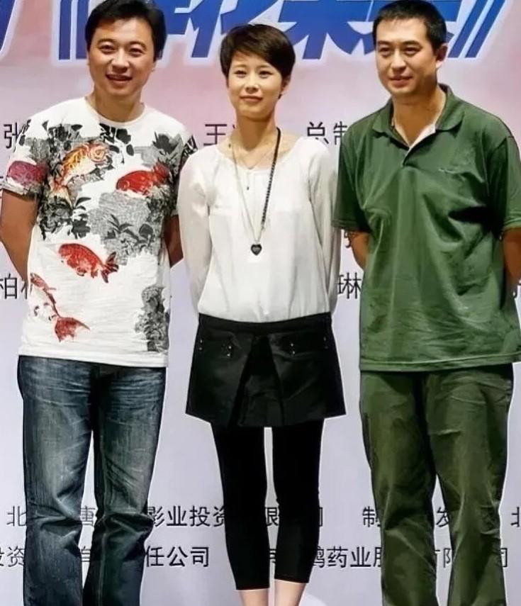 谁还没有年轻的时候，照片中三位演员年轻时男帅女靓，那个时候的张嘉译没有弯腰驼背，