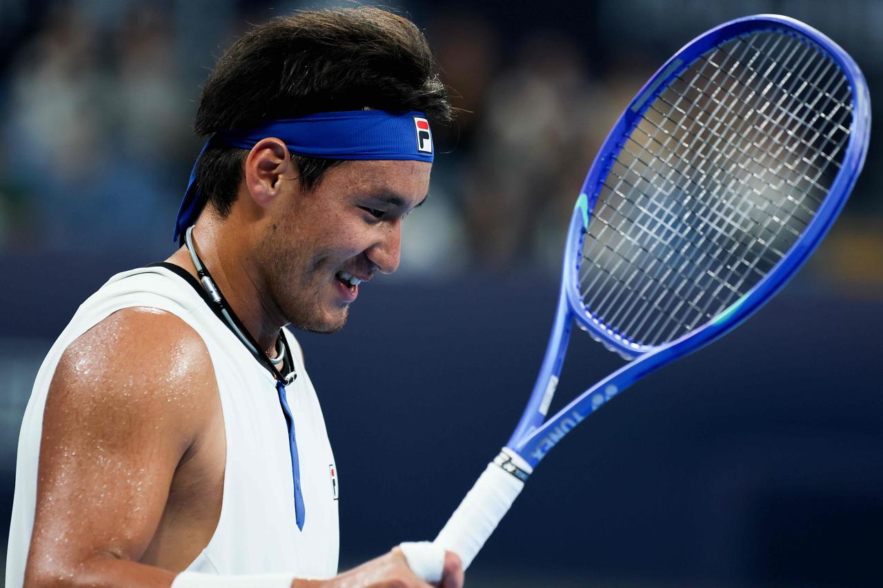 ATP杭州赛，中国选手布云朝克特以两个3-6不敌萨菲乌林，无缘四强。头号种子