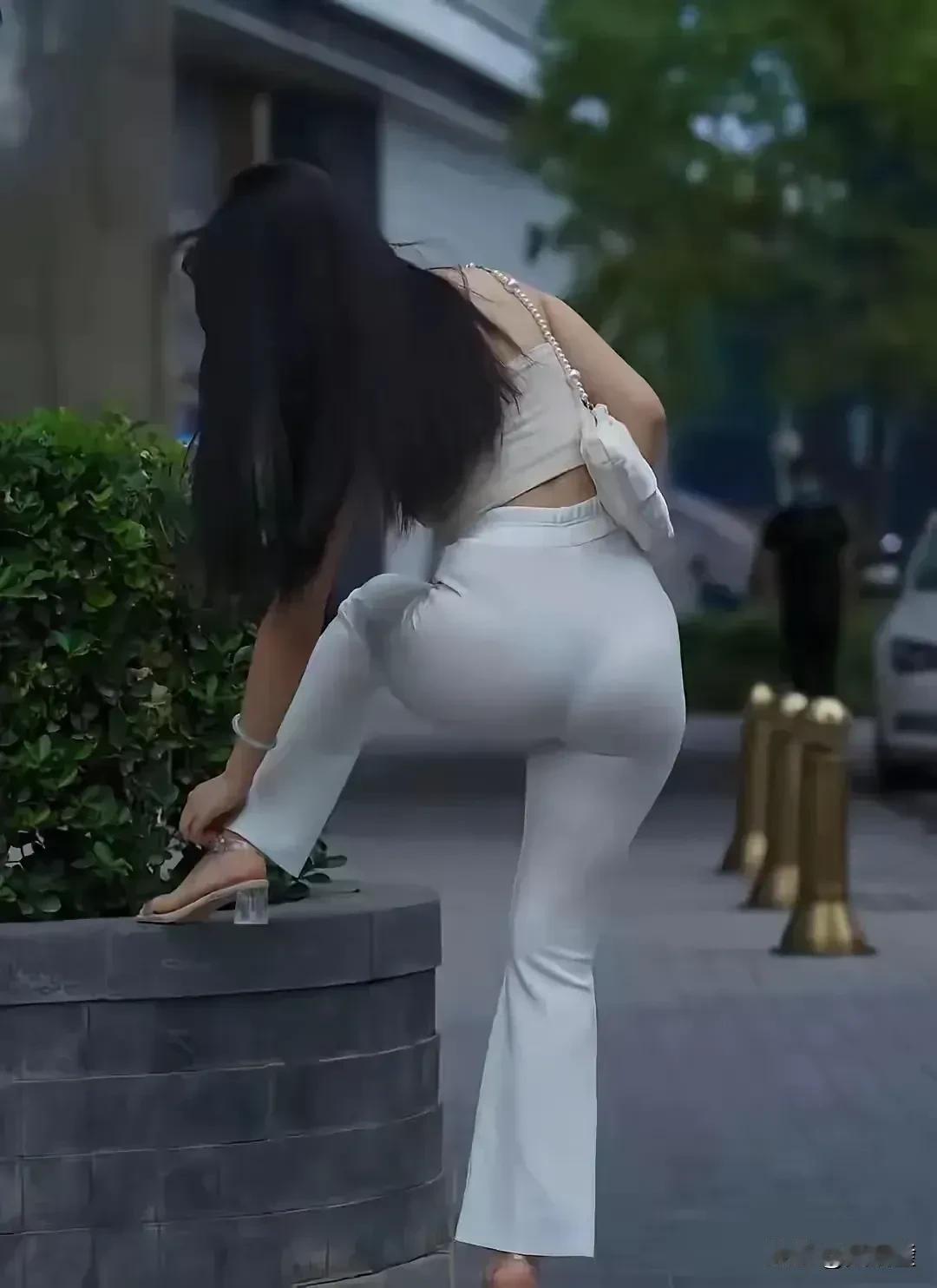都市女郎的时尚穿搭，白色紧身裤与高跟鞋的完美搭配，尽显优雅与自信。