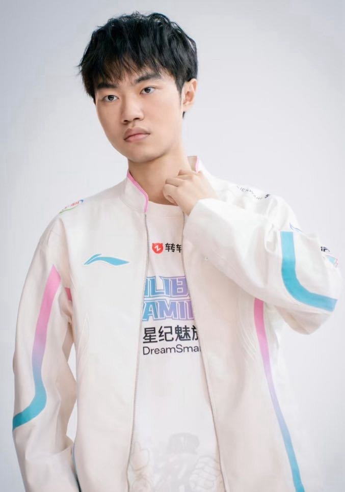 网友热议：左手应该荣誉已经超过小虎了吧？小虎的三个msi冠军都是几大赛区第一名进