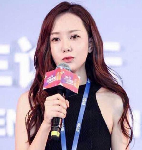 孙宇晨的前女友曾颖，这是有多意难平啊！按理说，她要才有才，要貌有貌，还是早稻