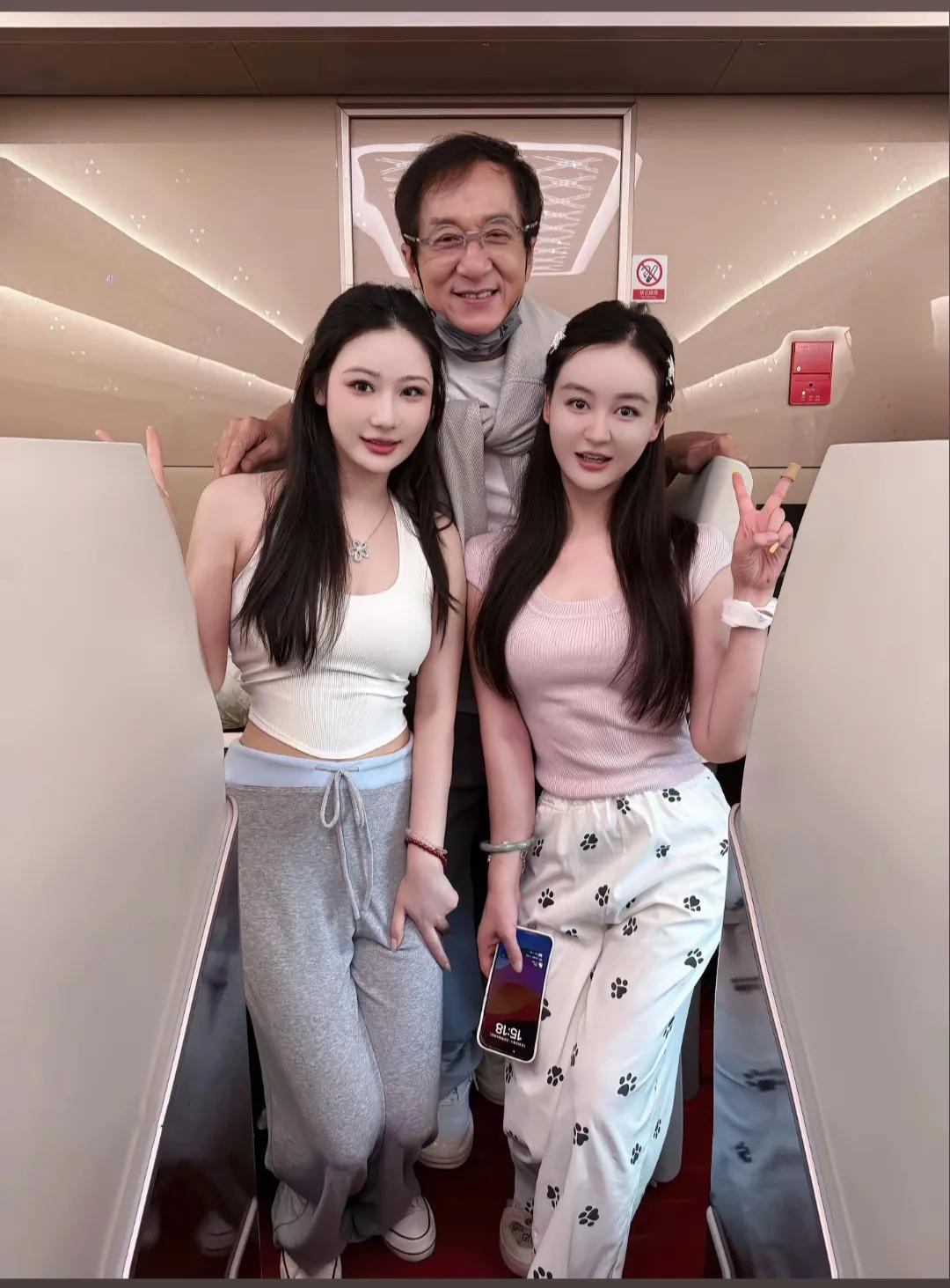 好幸运能和成龙合影