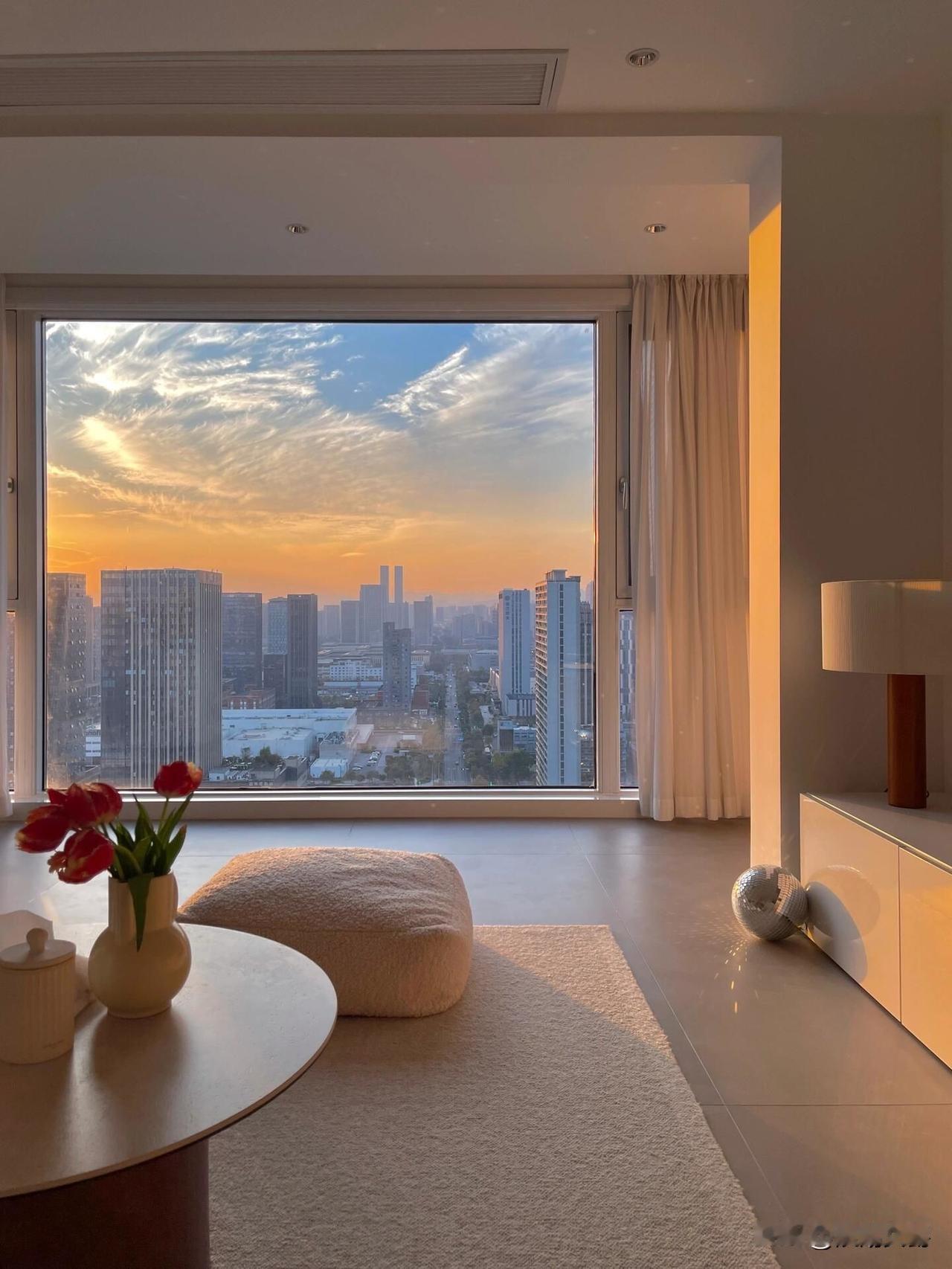 时代真的变了，现在孩子大学毕业都不着急挣钱，而是烧钱的开始。窝在家里考研的考