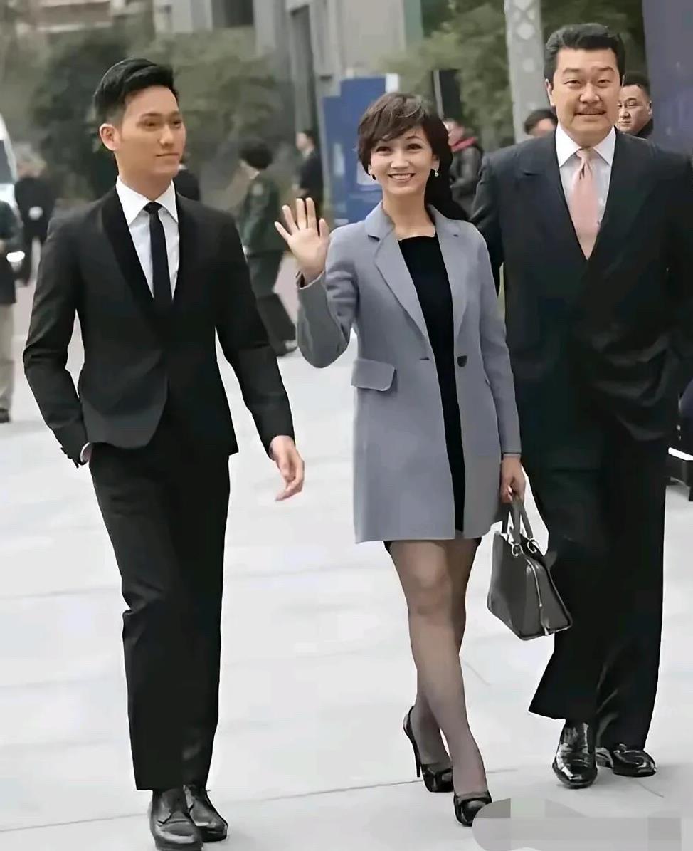 赵雅芝一家三口的同框合影，真温馨幸福呀。赵雅芝本人好漂亮，长得雍容华贵，国泰民安