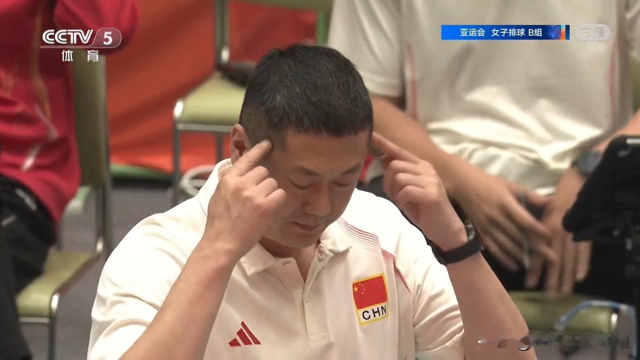 中国联赛B级水平的中国女排，第二局25:22艰难战胜菲律宾女排。从开局2:2到