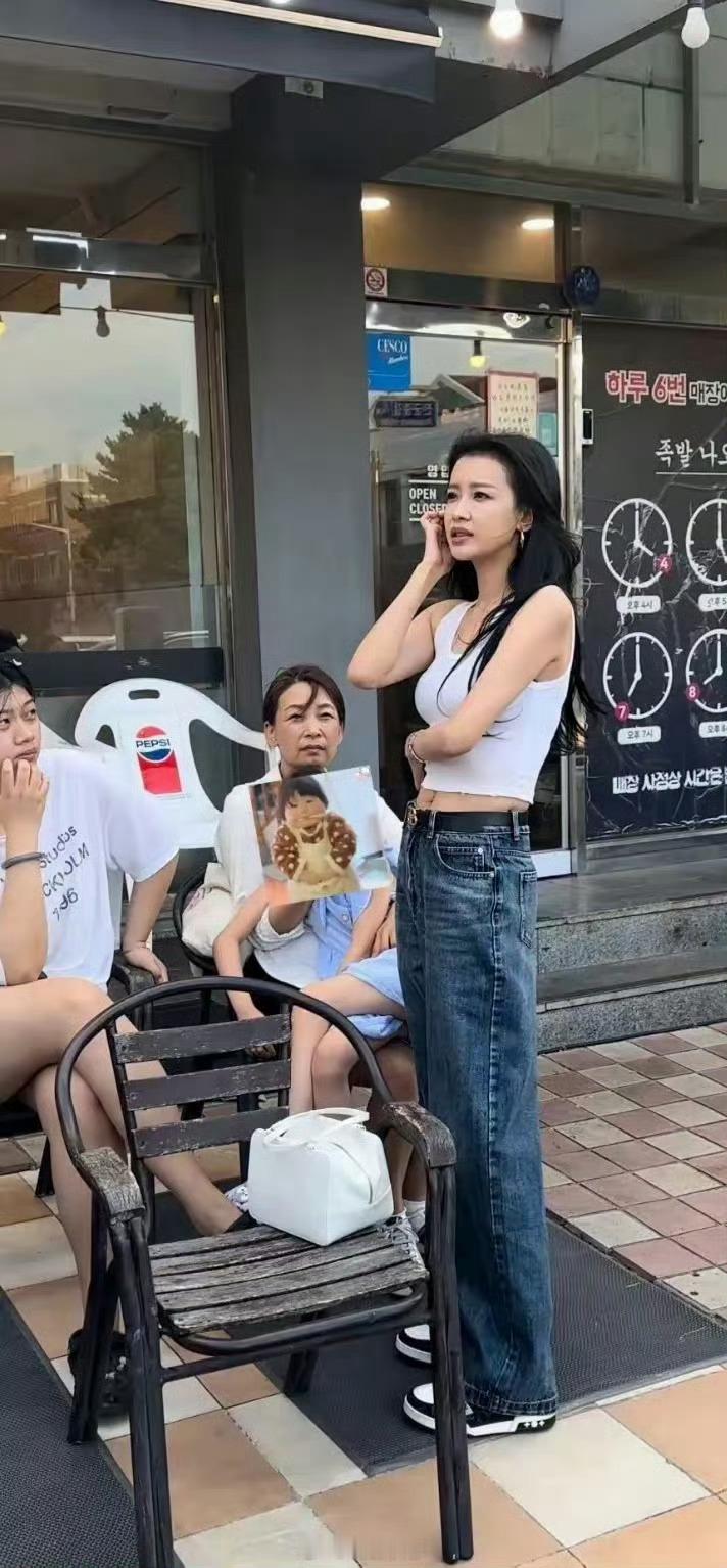孙怡真不愧是生过孩子的，肚子上的肉好松弛啊……​​​