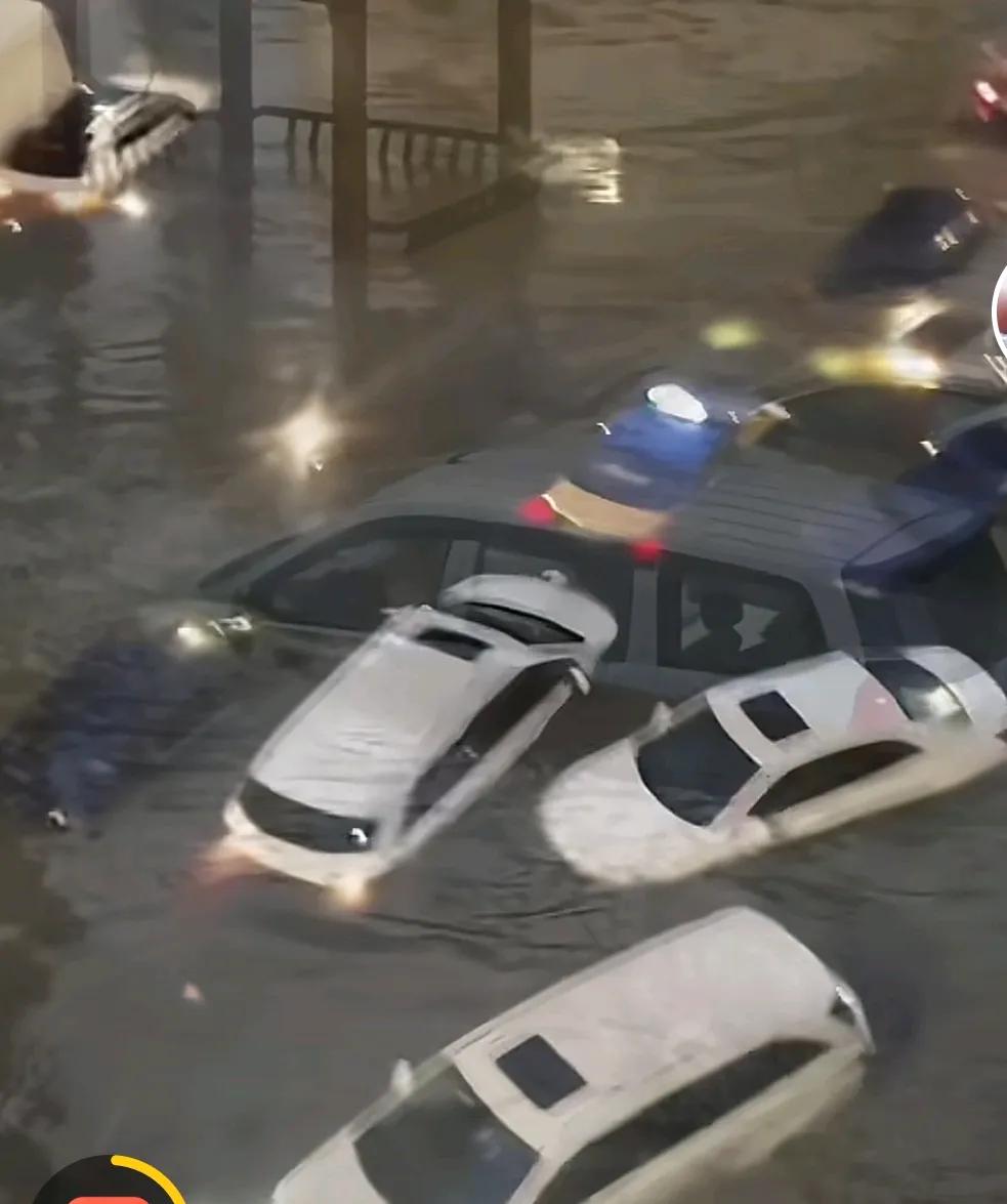 广东怀集此次的洪水如同我在98年所经历的那次一般，整座县城都被浸泡着。眼见洪水一