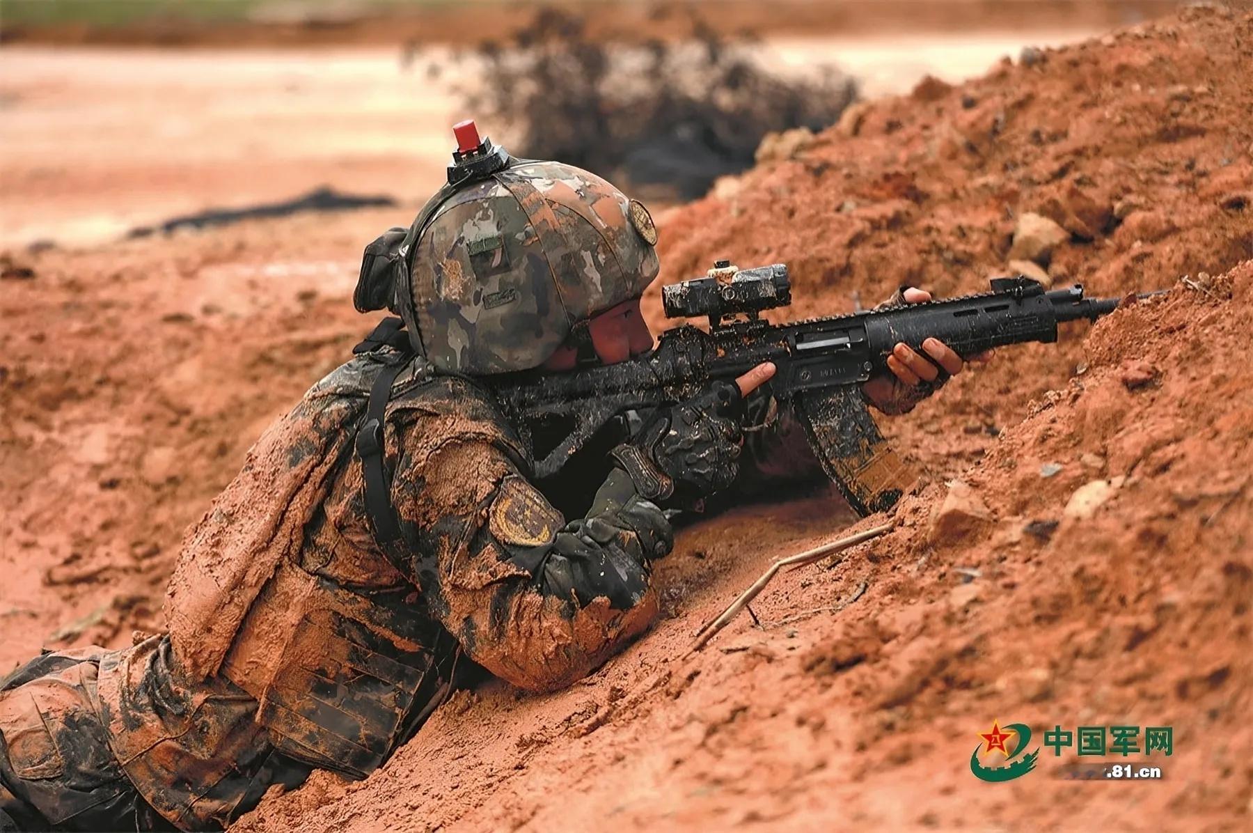 烽火问鼎计划武警第二机动总队组织战斗检验。图为战士依托有利地形组织反击。​​​