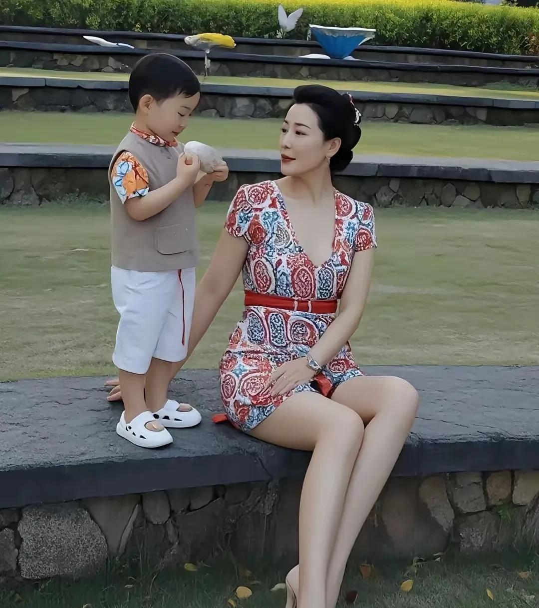 在公园里散步，看到一位气质优雅，打扮时尚的美女在哄孩子。本以是孩子的妈妈，聊天才