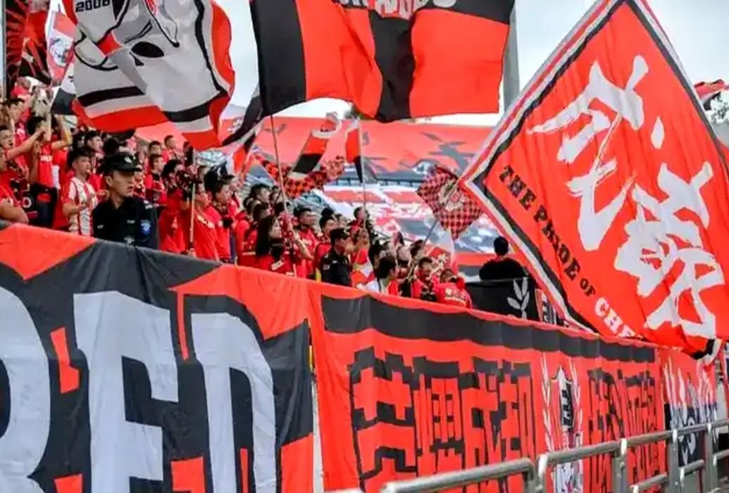 红色刀锋冰释前嫌，发出远征号令助力成都蓉城登陆上海滩，与申花决战。尽管刀锋此