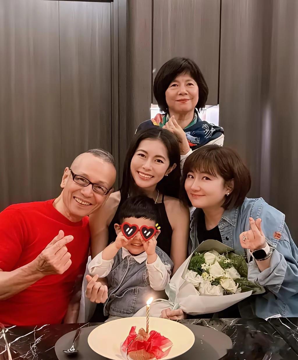 任家萱带着两岁儿子回娘家，任家萱如今真的就是一副全职宝妈的模样，一点看不出来曾经