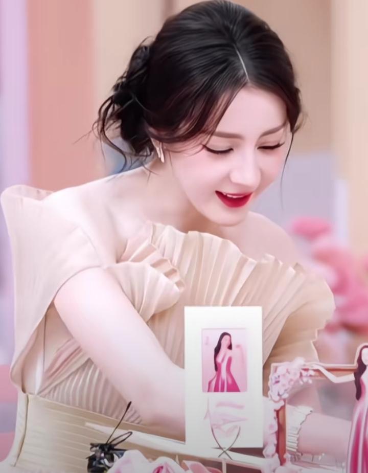 迪丽热巴真的美到出圈！3月22日晚，她一亮相品牌直播间，瞬间引爆全网，话题阅读