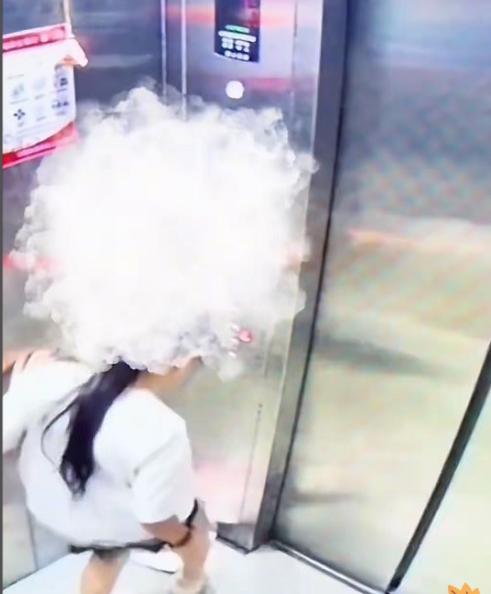 一女子订的水果蛋糕到了，让外卖直接放电梯间，没想到过来一个10来岁的小女孩。对着