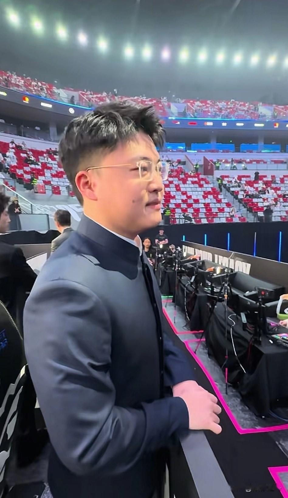 这是UZI与奖杯最近的一次吧！看UZI给TI选手颁奖众生相，Uzi给小吕布颁奖