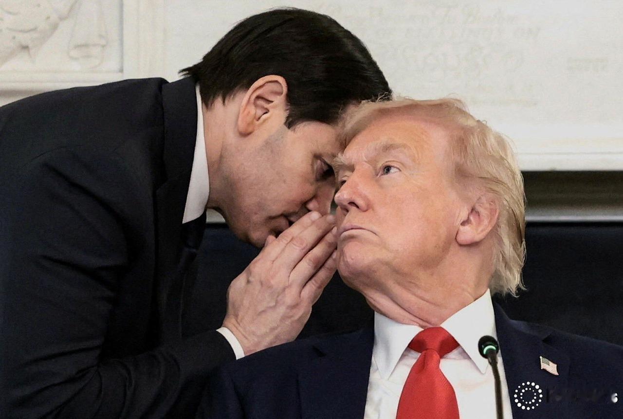 几个画面：1、Trump正在开记者会，卢比奥进来在他耳边说了几句悄悄话。然后