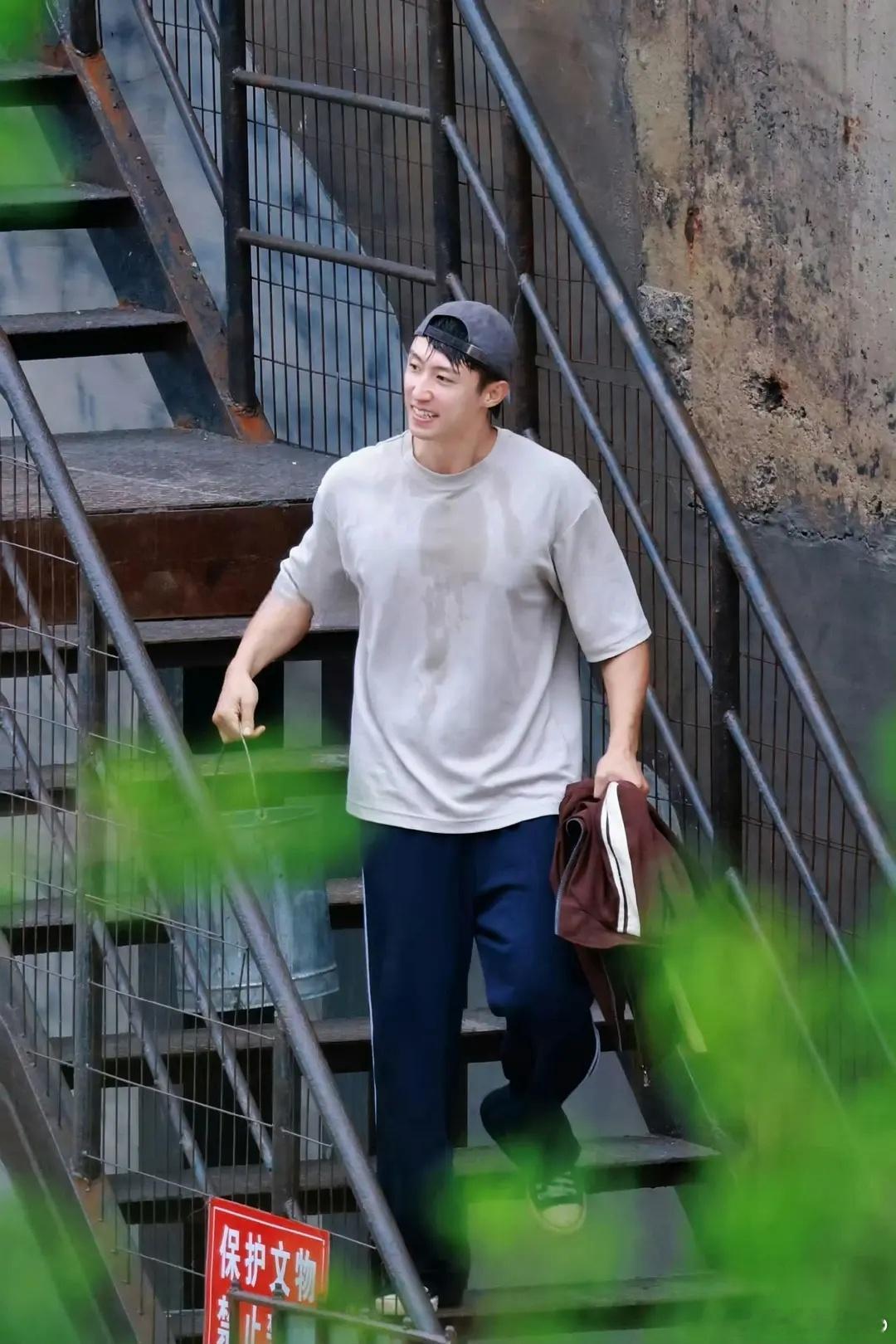 黄景瑜这次演厂弟啊，这傻愣傻愣的样子确实能让我相信他在工厂上班，而且工资还不高哈