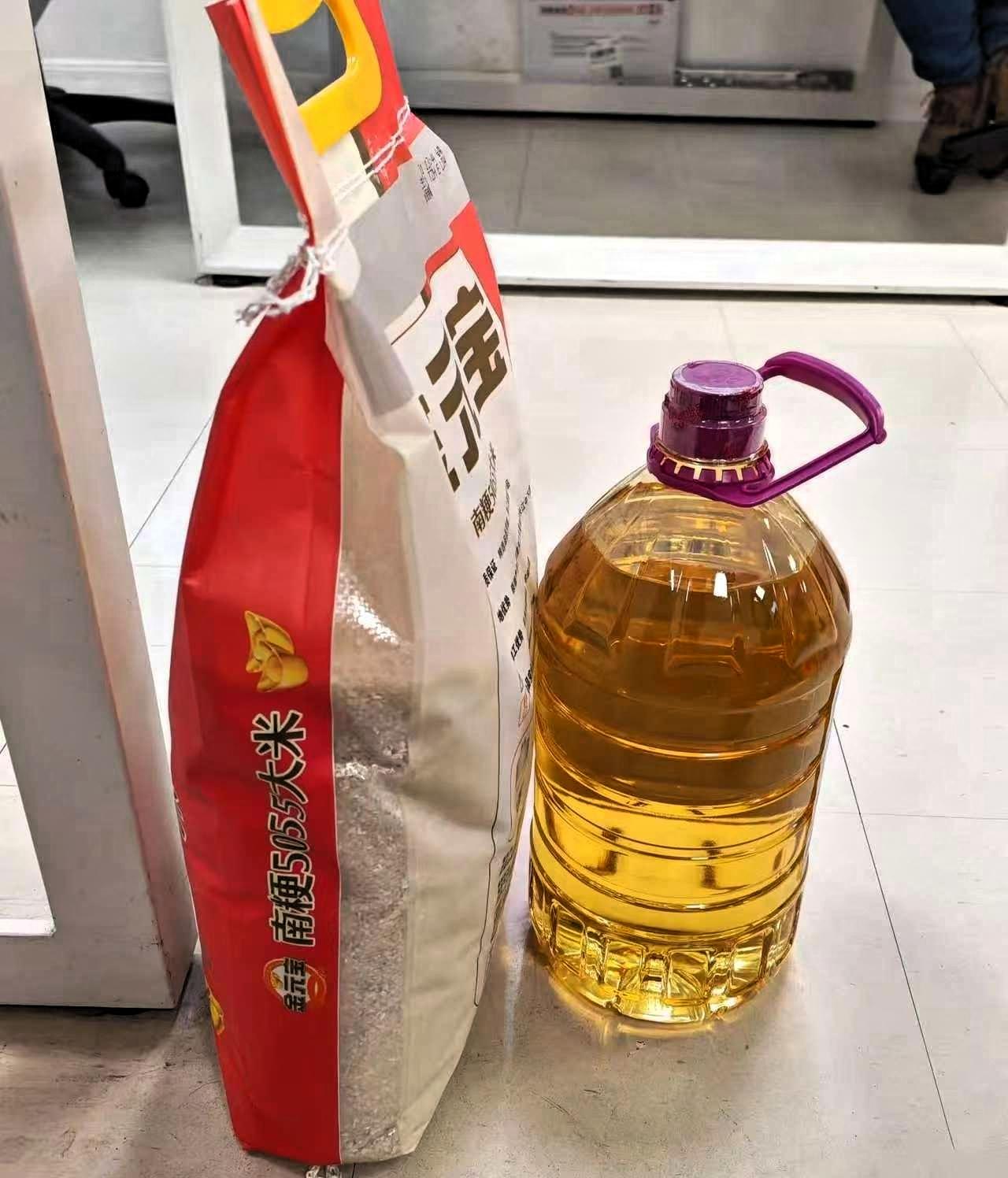 我发现了:越是有钱人越抠搜我表哥在铁路工作，月工资14000块左右，每次给我爸