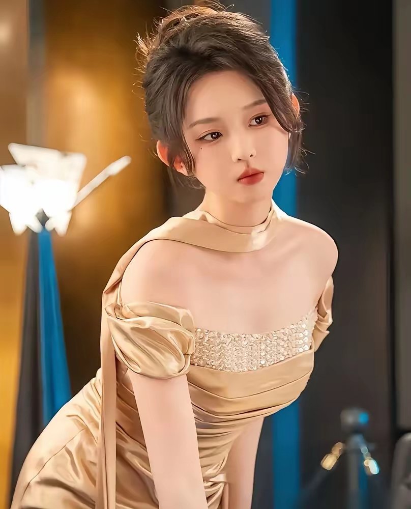 听花岛新短剧《曼陀罗》，这两天吵翻了。女主李柯以又挨骂了。剧里演技空洞，眼神没神