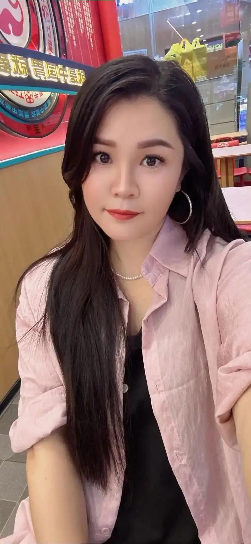 遇上一美女问了我一个很现实的问题：“我怎么发现你一直是一个人呢？你到底有没有老婆