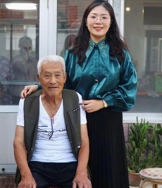 2018年，一个叫贾永婷的山西姑娘，在北京地铁站帮了一个迷路的山东大爷，还掏了1