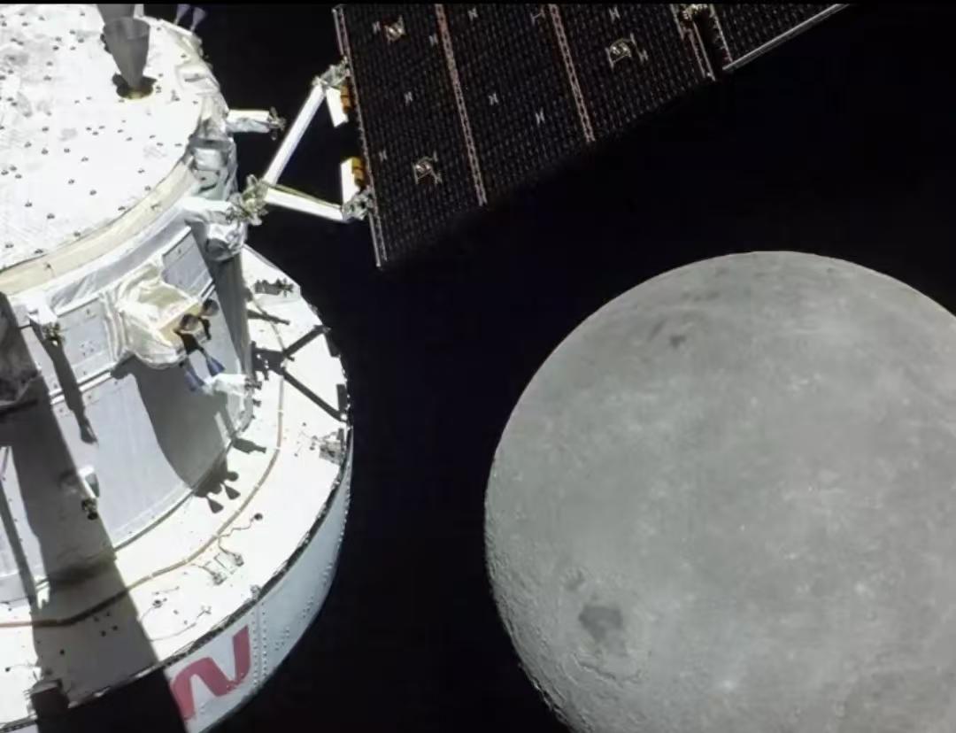 返航刚满24小时，阿耳忒弥斯1号的数据和照片就全来了。不是吹牛，是真的快，连NA